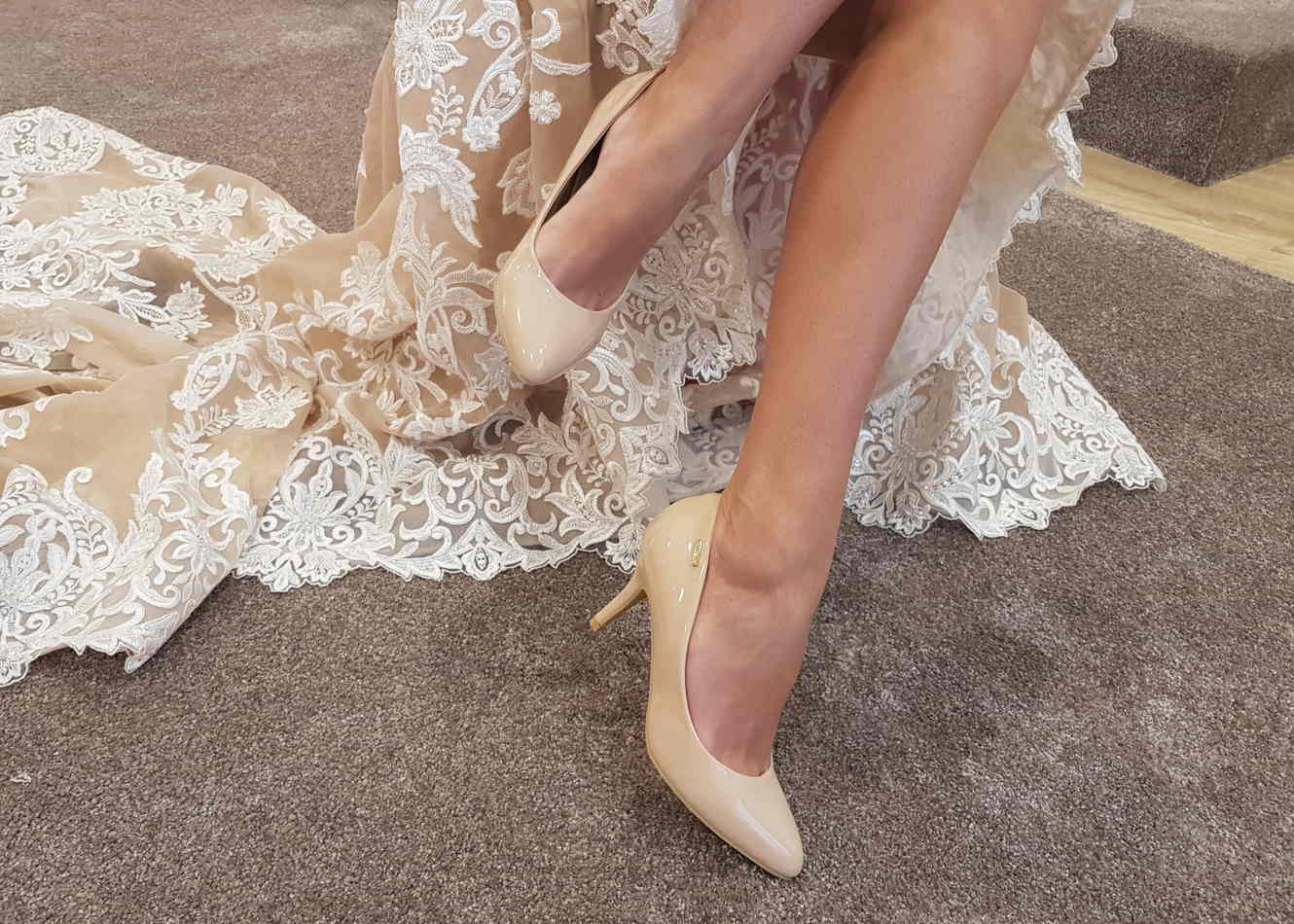 Белое свадебное платье и бежевые туфли